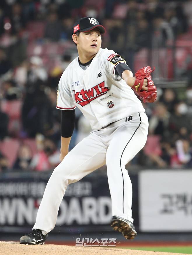 "‘2022 KBO리그 포스트시즌’ 준 플레이오프 4차전 키움 히어로즈와 KT 위즈의 경기가 20일 오후 수원 kt위즈파크에서 열렸다. KT 선발 소형준이 힘차게 공을 던지고 있다. 수원=정시종 기자 capa@edaily.co.kr /2022.10.20. "