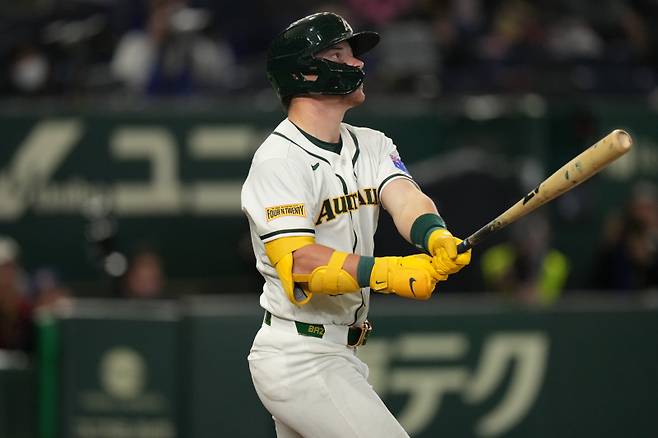 <yonhap photo-5145=""> Australia's Travis Bazzana hits a solo home run against Taiwan in the seventh inning of a World Baseball Classic game in Tokyo, Thursday, March 5, 2026. (AP Photo/Hiro Komae)/2026-03-05 14:18:48/ <저작권자 ⓒ 1980~2026 ㈜연합뉴스. 무단 전재 재배포 금지, AI 학습 및 활용 금지></yonhap>