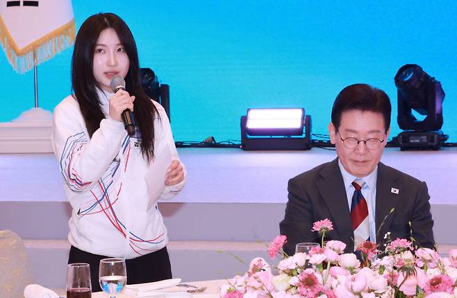 <yonhap photo-4882="">쇼트트랙 김길리 선수가 5일 청와대 영빈관에서 열린 이재명 대통령 주최 밀라노-코르티나 동계올림픽 선수단 격려 오찬에서 건배사를 하고 있다. [사진=연합뉴스]</yonhap>