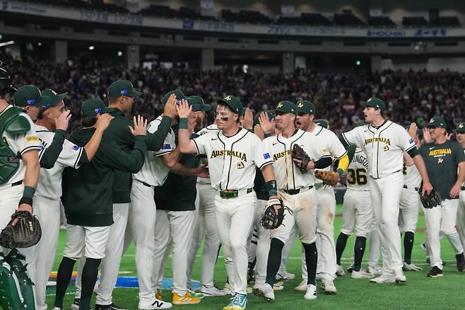 <yonhap photo-5571=""> Australia's players celebrate after their team's victory against Taiwan at a World Baseball Classic game in Tokyo, Thursday, March 5, 2026. (AP Photo/Hiro Komae)/2026-03-05 14:59:24/ <저작권자 ⓒ 1980~2026 ㈜연합뉴스. 무단 전재 재배포 금지, AI 학습 및 활용 금지></yonhap>