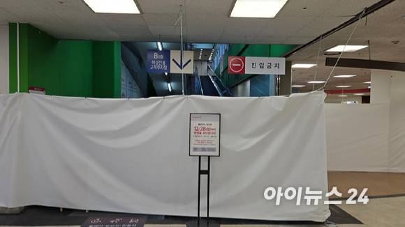 영업이 중단된 홈플러스 일산점 에스컬레이터가 작동하지 않고 있다. [사진=아이뉴스24 DB]