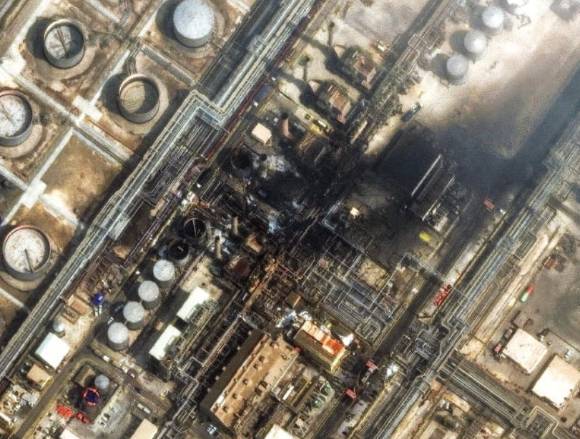 지난 2일 사우디아라비아 동부 해안 도시 라스타누라의 정유시설이 드론 공격을 받아 파손된 모습이 담긴 위성 사진. 이 지역에는 중동 최대 규모로 알려진 사우디 아람코 정유시설이 있다. [사진=AP/연합뉴스]