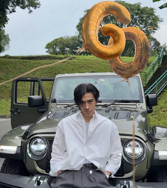 '최강 동안' 외모로 전 세계적인 화제를 모은 싱가포르 사진작가 추안도 탄(Chuando Tan)이 올해 환갑을 맞았다는 소식이 알려졌다. 사진은 환갑을 맞이한 탄. [사진=탄 인스타그램 ]