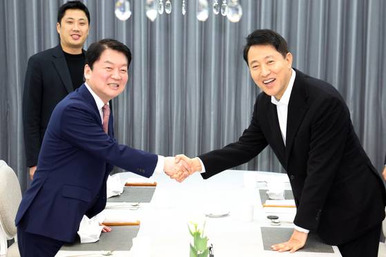 오세훈 서울시장과 안철수 국민의힘 국회의원이 지난 1월 6일 오후 서울 용산구 한남동 서울시장 공관에서 회동을 하고 있다. 뉴스1