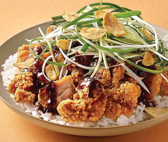 한솥도시락이 단짠 마늘간장 소스를 더한 덮밥 메뉴 ‘마늘간장 치밥’ 2종을 출시했다. 사진 한솥도시락