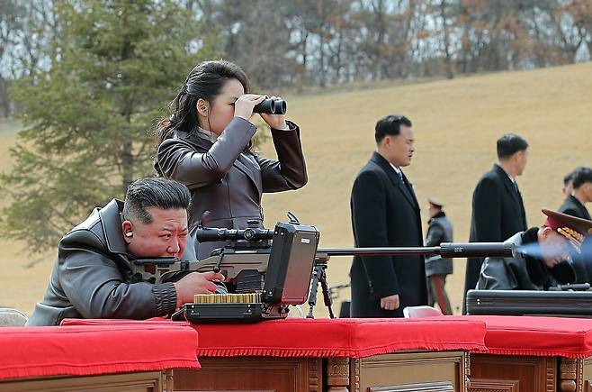 북한 노동당 기관지 노동신문은 지난달 28일 김정은 국무위원장이 주요 간부들에게 선물을 수여했다는 소식을 전하며, 김 위원장이 딸 주애와 함께 총기를 발사하는 사진을 게재했다. 지난달 28일은 미국과 이스라엘이 핵무기 개발을 추진하던 이란에 대한 대대적 공습을 감행한 날이다. 뉴스1 rodongphoto@news1.kr