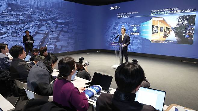 오세훈 서울시장이 5일 서울시청에서 열린 '서남권 대개조 2.0' 기자설명회에서 세부 내용을 설명하고 있다. [연합뉴스]