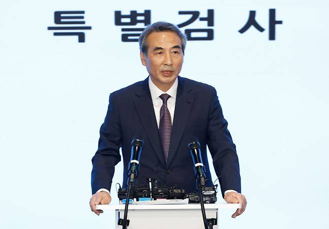 김건희 여사와 명태균·건진법사 관련 국정농단 및 불법 선거 개입 사건 등 진상규명을 위한 특별검사팀 민중기 특별검사가 지난해 12월 29일 오전 서울 종로구 KT광화문빌딩 웨스트에 마련된 특별검사팀 브리핑룸에서 특검 수사 결과 종합 브리핑을 하고 있다. 뉴스1
