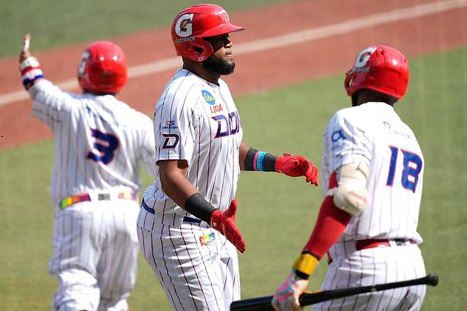 지난달 열린 푸에르토리코와의 캐러비안 시리즈에 도미니카공화국 국가대표로 출전한 소크라테스 브리토(가운데). AP=연합뉴스