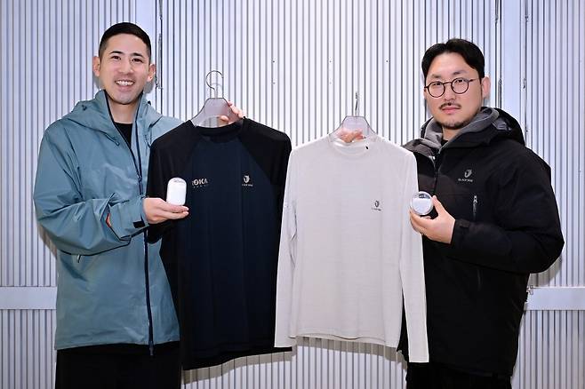 (왼쪽부터) BYN블랙야크그룹 정회욱 지속가능성 매니저·성호의류기획팀장. 정회욱 매니저는 폐의류 재활용 군복 티셔츠를, 성호 팀장은 F/W에 나오는 폐의류 재활용 블랙야크 티셔츠를 들고 있다. 사진=이승재 기자