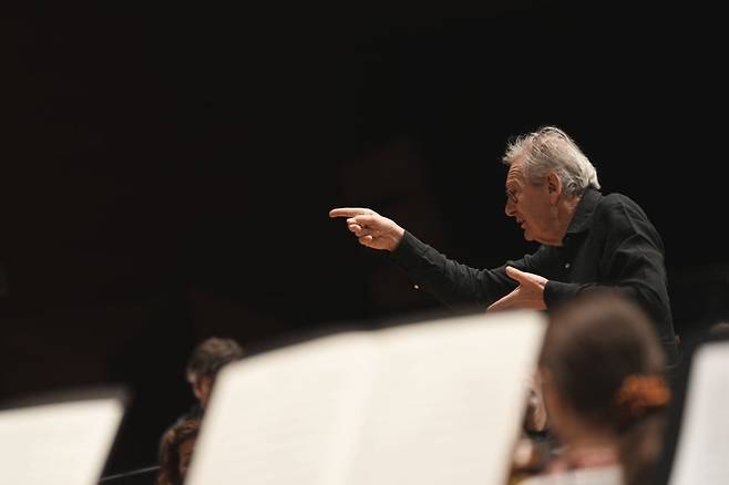 공연을 지휘하는 존 앨리엇 가디너 경 / 사진 제공. 프레스토 컴퍼니.