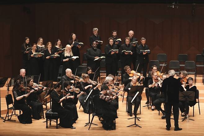 좌우가 분리된 합창단 중 좌측의 4성부(소프라노, 알토(카운터테너), 테너, 베이스) / 사진 제공. 프레스토 컴퍼니.