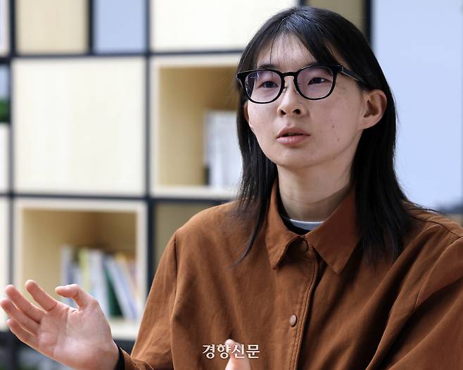 정대희 교류필름 대표가 19일 서울 정동 경향신문사에서 ‘제1회 교류필름 영화제’와 관련해 인터뷰를 하고 있다. 서성일 선임기자