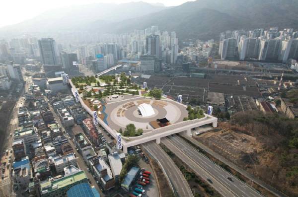 ‘금정구 지속가능발전을 위한 사업구상 용역’에서 제안된 금정구 구서IC 상부공원화 사업 구상 조감도. 부산 금정구 제공