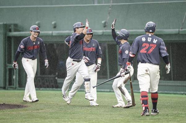 지난달 26일 일본 미야자키현 산마린 스타디움에서 롯데 자이언츠 김민성이 두산 베어스와의 연습경기에서 만루 홈런을 친 뒤 환호하고 있다.  롯데 자이언츠 제공