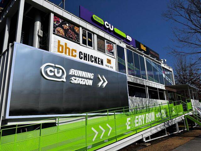 서울 여의도 한강공원 물빛광장 인근에 있는 CU 러닝스테이션 시그니처 매장 안팎이 4일 달리기 트랙을 형상화한 디자인으로 꾸며져 있다. 입구엔 물품보관함이 설치돼 짐을 맡기고 편하게 달릴 수 있다. 매장 내부엔 무료 탈의실과 파우더룸도 마련돼 있다.