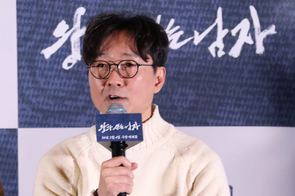 장항준 감독이 21일 서울 강남구 메가박스 코엑스에서 열린 영화 '왕과 사는 남자' 기자간담회에서 인사말을 하고 있다. 연합뉴스