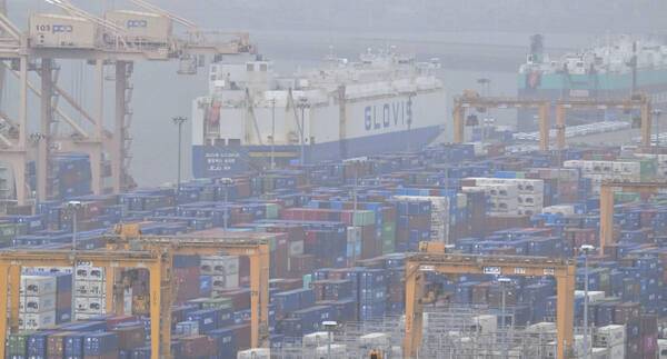 기사와 관련 없는 자료사진. 지난달 22일 황사가 덮쳐 뿌옇게 보이고 있는 평택항 컨테이너터미널과 자동차전용부두 모습. 경기일보DB