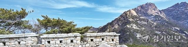 북한산성의 성벽. 한 타에는 총을 쏘는 세 개의 구멍이 있는데, 가운데는 근총안으로 가까운 적을 양 옆은 원총안으로 멀리 있는 적을 조준한다. 홍기웅기자