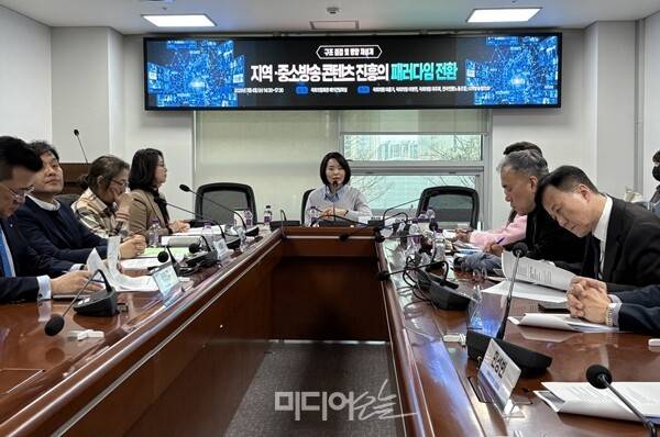 ▲ 지난 4일 오후 국회에서 진행된 '지역·중소방송 콘텐츠 진흥의 패러다임 전환'(더불어민주당 이훈기·이정헌·이주희 의원, 전국언론노동조합, 지역방송협의회 주최) 토론회. 사진=윤유경 기자.