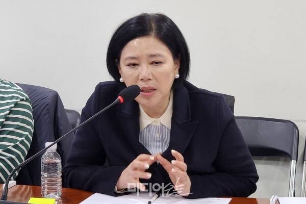 ▲고 오요안나 MBC 기상캐스터 어머니인 장연미씨가 5일 '프리랜서 아나운서 기상캐스터 노동실태 토론회'에서 발언하고 있다. 사진=미디어오늘