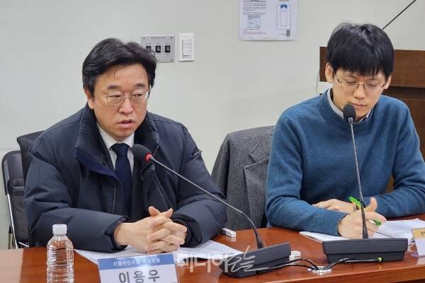 ▲5일 서울 여의도 의원회관에서의 '프리랜서 아나운서 기상캐스터 노동실태 토론회'에서 발언 중인 이용우 더불어민주당 의원(왼쪽)과 김영민 한빛미디어노동인권센터장. 사진=미디어오늘