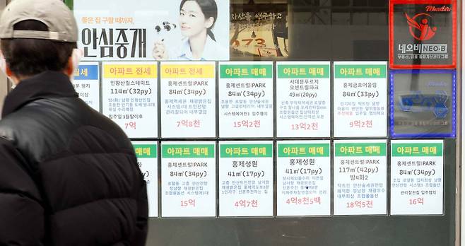 지난달 19일 서울 서대문구 한 부동산 중개업소에 전세물건 구하는 안내문이 붙어 있는 모습. [김재훈 기자]