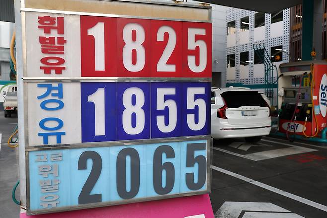 지난달 28일(현지시간) 발발한 미국과 이스라엘의 이란 공습 여파로 국내 주유소 휘발유와 경유 가격이 가파르게 상승하고 있는 5일 서울의 한 주유소에 유류 가격이 표시돼 있다. [연합뉴스]