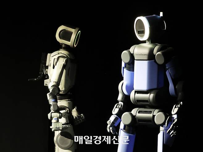 현대차 보스턴다이내믹스 차세대 전동식 아틀라스 시제품(왼쪽)과 아틀라스 개발형 모델