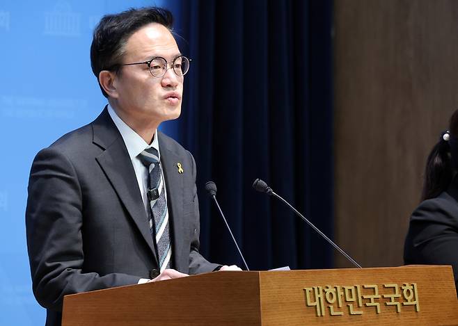 서울시장 출마를 선언한 더불어민주당 박주민 의원이 지난 9일 국회 소통관에서 부동산 정책 관련 입장을 밝히고 있다. <연합뉴스>