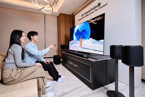 LG전자가 5일 AI와 혁신 기술로 어떤 공간에서도 극장 같은 입체감과 공간감을 경험할 수 있는 신개념 프리미엄 홈 오디오 시스템 ‘LG 사운드 스위트’를 국내에 출시했다. [LG전자]