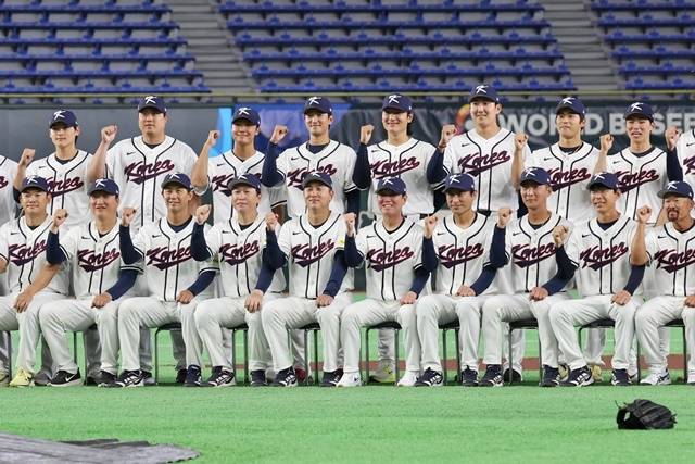 월드베이스볼클래식(WBC) 개막을 하루 앞둔 4일 일본 도쿄돔에서 열린 훈련을 마친 한국 대표팀 선수들이 기념촬영하고 있다. 사진=연합뉴스