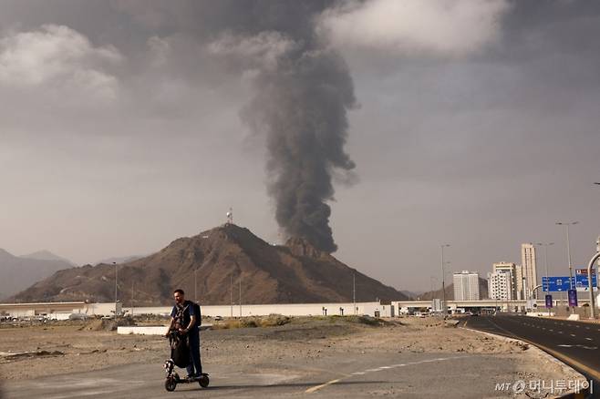 3일(현지시간) 이란의 드론 공격을 받은 아랍에미리트(UAE)의 푸자이라 원유 시설 인근에서 검은 연기가 피어오르고 있다.   ⓒ 로이터=뉴스1  Copyright (C) 뉴스1. All rights reserved. 무단 전재 및 재배포,  AI학습 이용 금지. /사진=(푸자이라 로이터=뉴스1)