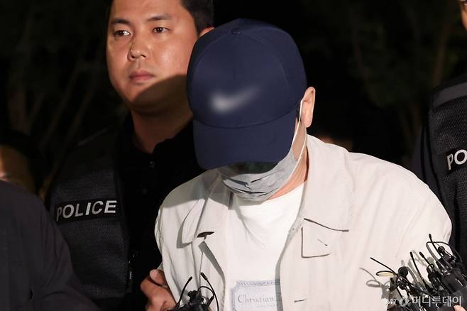 [서울=뉴시스] 권창회 기자 = 삼부토건 주가조작 의혹 사건의 '키맨' 이기훈씨가 목포에서 체포돼 11일 서울 종로구 김건희 특검팀으로 호송되어 오고 있다. 2025.09.11. kch0523@newsis.com /사진=권창회