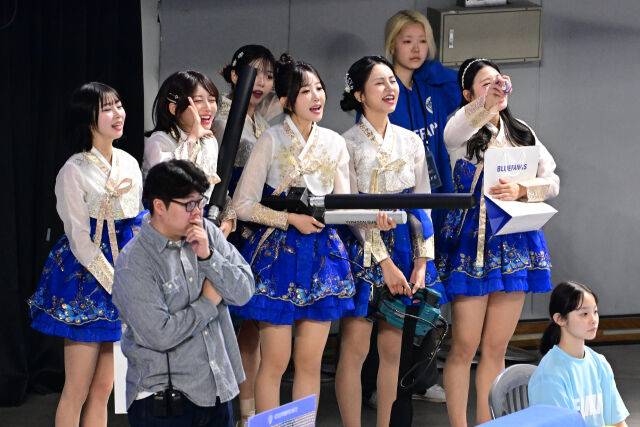 삼성화재 치어리더들이 비디오 판독을 지켜보며 응원을 하고 있다. / 한구배구연맹(KOVO)