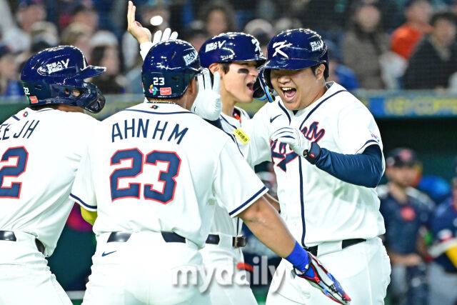 5일 일본 도쿄돔에서 열린 2026 월드 베이스볼 클래식(WBC) 조별리그 한국-체코 경기. 문보경이 1회말 1사 만루에 홈런을 친 후 기뻐하고 있다./도쿄(일본) = 한혁승 기자