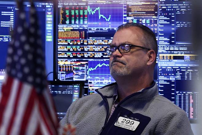 2일(현지시간) 미국 뉴욕 증권거래소 한 트레이더가 업무를 보고 있다. 미국과 이스라엘의 이란 공습 이후 사태가 중동 전역으로 확산할 수 있다는 우려가 커지면서 뉴욕증시는 하락세를 이어가고 있다. [연합]