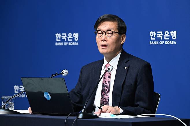 이창용 한국은행 총재가 지난달 26일 서울 중구 한국은행 본관에서 열린 기자간담회에서 발언하고 있다. [연합]