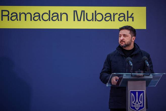 볼로디미르 젤렌스키 우크라이나 대통령이 지난 2일(현지시간) 키이우의 한 모스크 근처에서 라마단 금식을 해제하는 이프타르 식사를 함께하기 전 우크라이나 무슬림 군인들에게 연설하고 있다.[로이터]