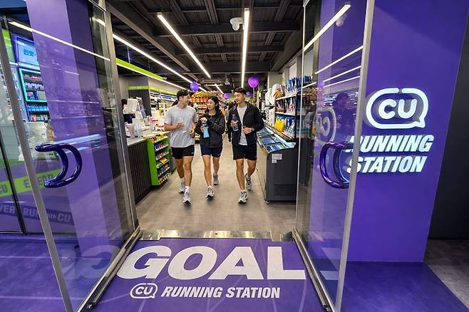 CU가 최근 높아진 러닝 열풍에 맞춰 서울 여의도 한강 인근에 '러닝 스테이션(Running Station)' 콘셉트의 시그니처 편의점(CU 한강르네상스여의도3호점)을 업계 최초로 오픈한다고 3일 밝혔다. *재판매 및 DB 금지