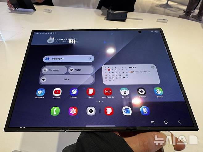 [바르셀로나(스페인)=뉴시스]MWC 2026 행사장에 전시된 삼성전자의 첫 2번 접는 폴더블폰 '갤럭시 Z 트라이폴드'의 모습. (사진=심지혜 기자)