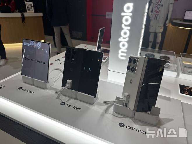 [바르셀로나(스페인)=뉴시스]MWC 2026 행사장에 전시된 모토로라의 첫 폴드형 폴더블폰 '레이저 폴드'의 모습. (사진=심지혜 기자)
