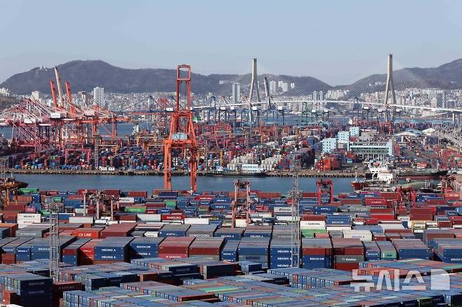 [부산=뉴시스] 하경민 기자 = 관세청은 지난 1~20일 수출은 전년 동기 대비 23.5%(82억9000만 달러) 증가한 435억 달러, 수입은 11.7%(40억3000만 달러) 증가한 386억 달러로 집계됐다고 23일 밝혔다. 매월 20일간 수출 실적으로는 역대 최대 기록이다. 이날 부산 남구 신선대(사진 아래) 및 감만(위) 부두 야적장에 수출입 컨테이너가 쌓여 있다. 2026.02.23. yulnetphoto@newsis.com