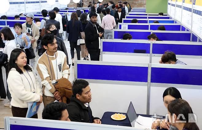 [부산=뉴시스] 하경민 기자 = 글로벌 채용박람회(TU Global Job Fair 2025)가 열린 지난해 11월 6일 부산 남구 동명대에서 외국인 유학생들이 기업 인사담당자와 채용상담을 하고 있다. 이날 행사에는 외국인 채용을 희망하는 기업 20여 곳이 참가했다. 2025.11.06. yulnetphoto@newsis.com