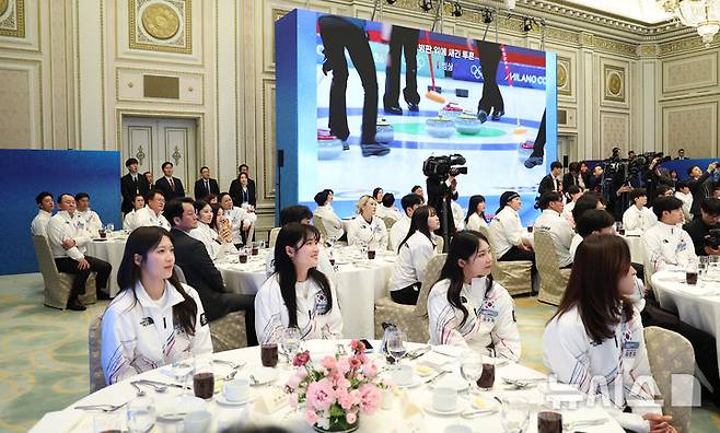 [서울=뉴시스] 고범준 기자 = 5일 청와대 영빈관에서 열린 2026 밀라노·코르티나담페초 동계올림픽 선수단 격려 오찬에서 동계올림픽 선수단이 대회 결과보고 영상 시청을 하고 있다. 2026.03.05. photo@newsis.com