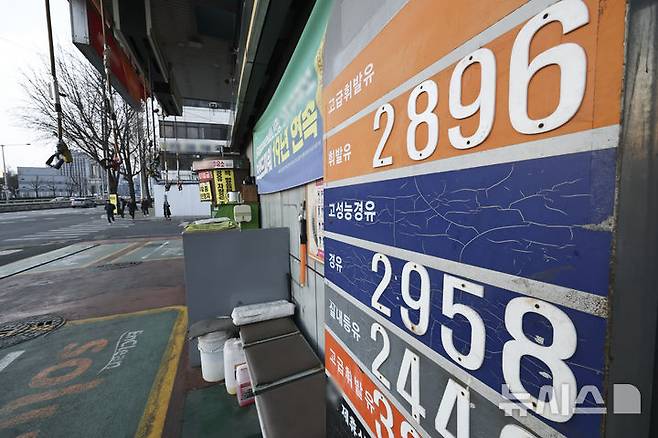 [서울=뉴시스] 김근수 기자 = 미국과 이스라엘의 이란 공습으로 촉발된 중동 정세 불안 여파로 국제유가가 급등하면서 서울 일부 주유소에서 경유 가격이 휘발유 가격을 웃도는 ‘가격 역전’ 현상이 나타난 4일 오후 서울 시내의 한 주유소 가격표에 경유 가격이 휘발유 가격을 넘어서 있다. 2026.03.04. ks@newsis.com