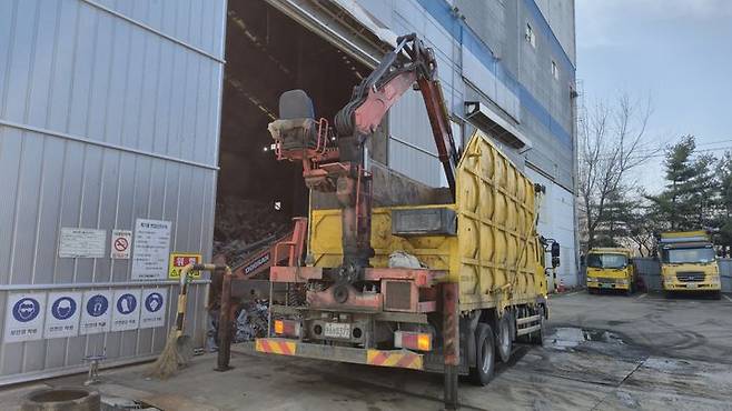 [서울=뉴시스] 이종성 기자 = 인천 한 민간 소각시설에서 운반 차량이 폐기물을 하역하고 있다. 시설에서 처리하는 폐기물은 하루 최대 124톤 분량이다. 2026.03.05. photo@newsis.com *재판매 및 DB 금지
