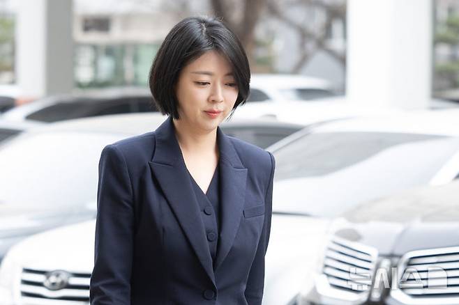 [서울=뉴시스] 황준선 기자 =배현진 국민의힘 의원이 지난달 26일 오후 서울 양천구 서울남부지방법원에서 열린 국민의힘 당원권 1년 정지 징계 효력정지 가처분 신청 첫 심문기일에 출석하고 있다. 2026.03.05. hwang@newsis.com