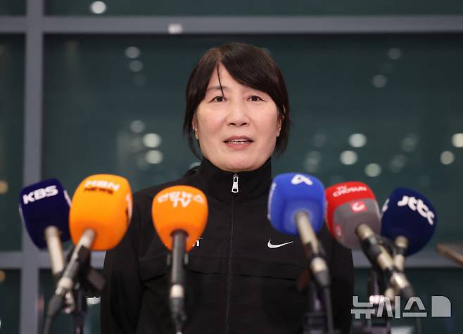 [인천공항=뉴시스] 김진아 기자 = 중동 상황 악화로 급거 귀국한 이도희 이란 여자배구 국가대표팀 감독이 5일 오후 인천국제공항 제1터미널을 통해 귀국해 인터뷰를 하고 있다. (공동취재) 2026.03.05. photo@newsis.com