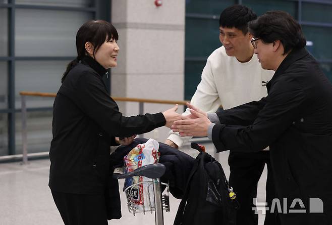 [인천공항=뉴시스] 김진아 기자 = 중동 상황 악화로 급거 귀국한 이도희 이란 여자배구 국가대표팀 감독이 5일 오후 인천국제공항 제1터미널을 통해 귀국해 관계자들과 인사를 나누고 있다. (공동취재) 2026.03.05. photo@newsis.com